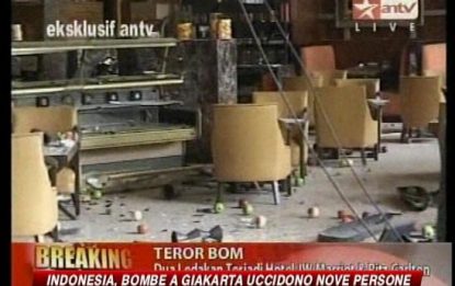 Torna il terrore in Indonesia, bombe in hotel: 9 morti