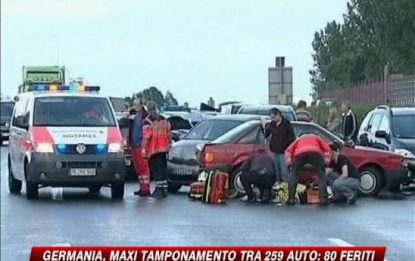 Germania, maxitamponamento tra 259 auto: 80 feriti