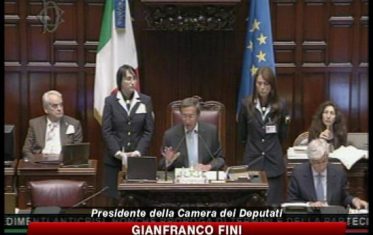 Dl anticrisi, governo chiede la fiducia. Fini scettico