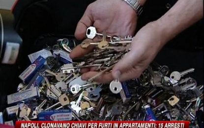 Napoli, clonavano chiavi per furti: 15 arresti