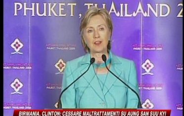 Clinton: stop a maltrattamenti San Suu Kyi