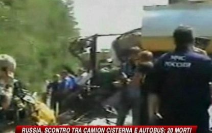 Russia, scontro tra camion e autobus: 20 morti