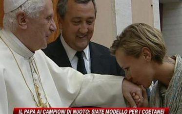 Papa ai campioni di nuoto: Siate modello per i coetanei