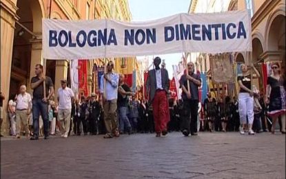 Bologna, anniversario della strage. La piazza fischia Bondi