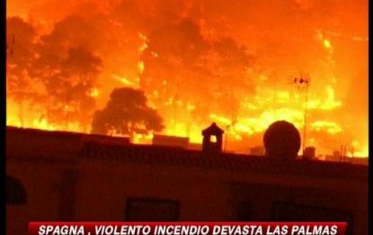 Spagna, violento incendio devasta Las Palmas: il video