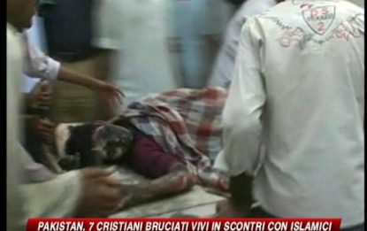Orrore in Pakistan, 7 cristiani bruciati vivi dai musulmani