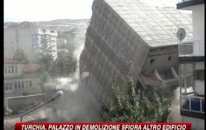 Turchia, edificio in demolizione si capovolge: il video