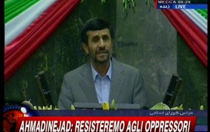 Iran, Ahmadinejad giura. La polizia carica i manifestanti