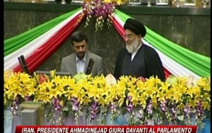 Iran, Ahmadinejad giura da presidente: ancora proteste