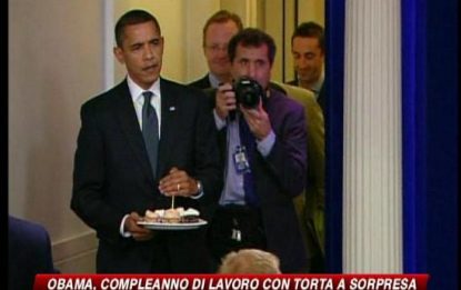Obama, compleanno di lavoro con torta a sorpresa