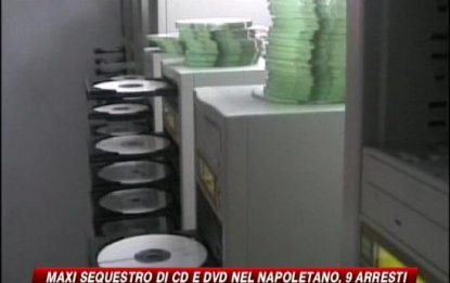 Napoli, maxi sequestro di Cd e Dvd: 9 arresti