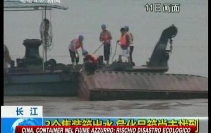 Cina, container nel fiume: rischio disastro ecologico