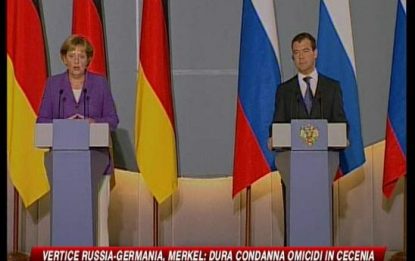 Merkel condanna duramente gli omicidi in Cecenia