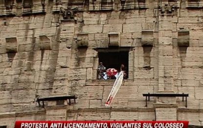 Vigilantes 'occupano' il Colosseo: no ai licenziamenti