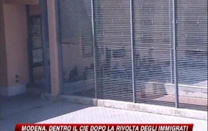 Modena, rivolta immigrati in un Cie