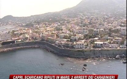 Capri, dopo i liquami bottiglie in mare. 2 arresti