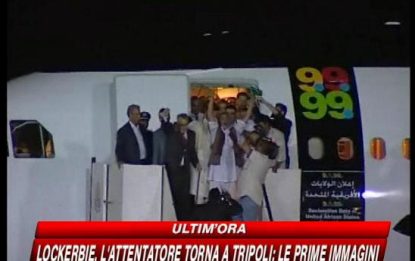 Lockerbie, l'attentatore atterra a Tripoli in festa