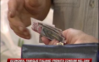 Consumi in frenata, le famiglie italiane spendono meno