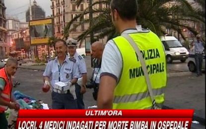 Napoli, tensione per lo sgombero di un mercato illegale