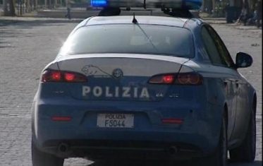 Napoli, coppia aggredita per rubare un MP3