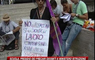 Scuola, precari di fronte al ministero dell'Istruzione