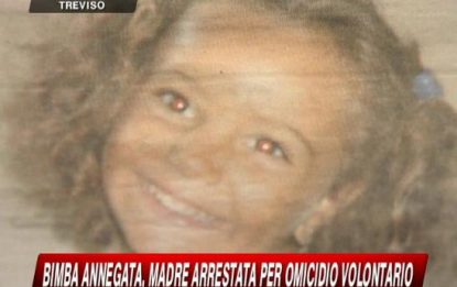 Treviso, bimba annegata: arrestata la madre per omicidio