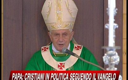 Papa: "I cristiani si impegnino in politica"