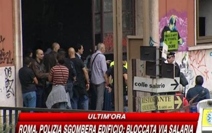 Roma, polizia sgombera edificio, bloccata via Salaria