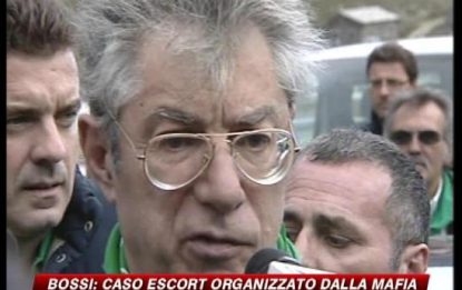 Bossi: "Caso escort inventato dalla mafia"