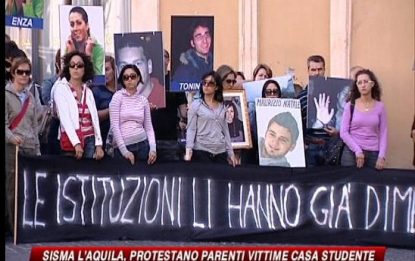 Sisma Abruzzo, protestano i parenti delle vittime