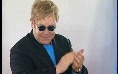 Elton John in Ucraina è diventato... papà