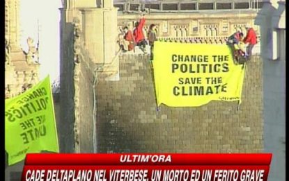 Londra, ambientalisti occupano il tetto del Parlamento