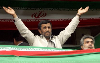 Ahmadinejad: “Obama parla il linguaggio delle bombe”