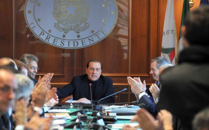 Berlusconi sposta il G8 all'Aquila e scoppia la polemica