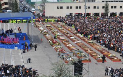 Dolore e commozione ai funerali delle vittime del terremoto