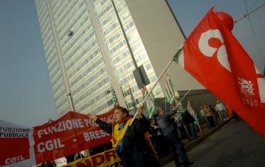 Novembre di scioperi, dal settore aereo ai metalmeccanici