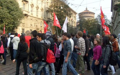 Milano, tutti fermi: flash mob contro i tagli alla scuola