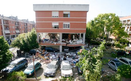Roma, esplosione in una palazzina: due morti