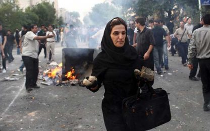 Tensione in Iran, ancora scontri e "spari sulla folla"