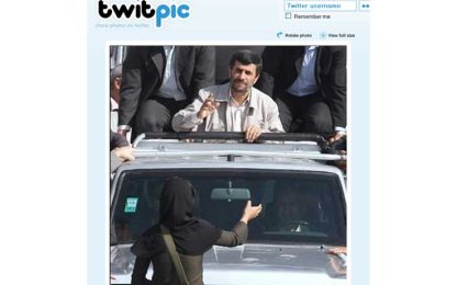 "Stop, Ahmadinejad": la foto simbolo su Twitter