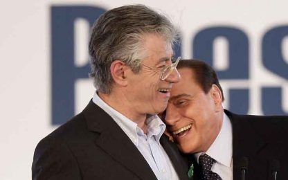 Berlusconi loda Bossi in Aula. L’opposizione: "Bacio, bacio"