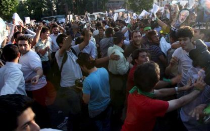 Iran: la protesta corre sul web
