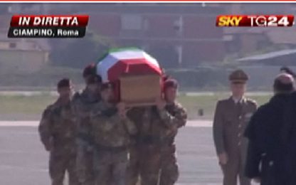 Afghanistan, rientra in Italia la salma del parà ucciso