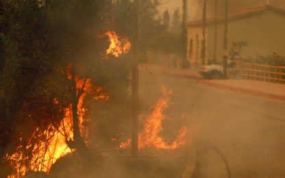 Sardegna, inferno di fuoco: 2 vittime. Oggi picco di caldo