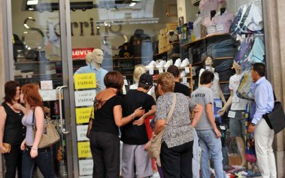 Italiani sempre più sfiduciati, i consumi crollano