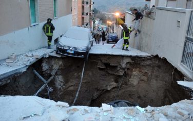 20090406 - DIS  - L'AQUILA -   VIOLENTO SISMA SCUOTE L'ABRUZZO, CROLLI E VITTIME - Un'automobile sospesa sopra a una voragine provocata  dal sisma di questa notte che ha colpito  l'Aquila. Un terremoto di magnitudo 5,8 ha colpito alle 3.32 di questa notte la zona dell'Aquila, causando crolli di edifici e un numero imprecisato di vittime. Un'ora dopo c'e' stata un'altra scossa, di magnitudo 4,7. Si scava tra le macerie per liberare le persone rimaste intrappolate. Il sisma e' stato sentito molto forte anche a Roma e nel Lazio e nelle Marche. Gia' prima e dopo la mezzanotte due scosse avevano colpito la zona dell'Aquila, interessata da alcuni mesi da uno sciame sismico. Un altro sisma ha colpito ieri sera l'Emilia Romagna ed e' stato sentito nelle Marche e in altre regioni del cento e Nord Italia.
PERI-PERCOSSI /ANSA / KLD 
